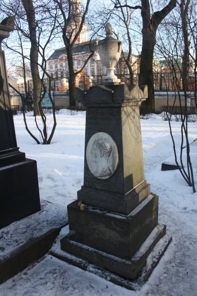 Санкт-Петербург. Памятник на могиле Н.И. Гнедича